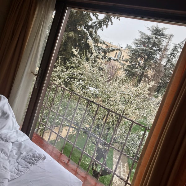 รูปภาพถ่ายที่ Uçhisar Kaya Hotel โดย Esra T. เมื่อ 4/20/2019