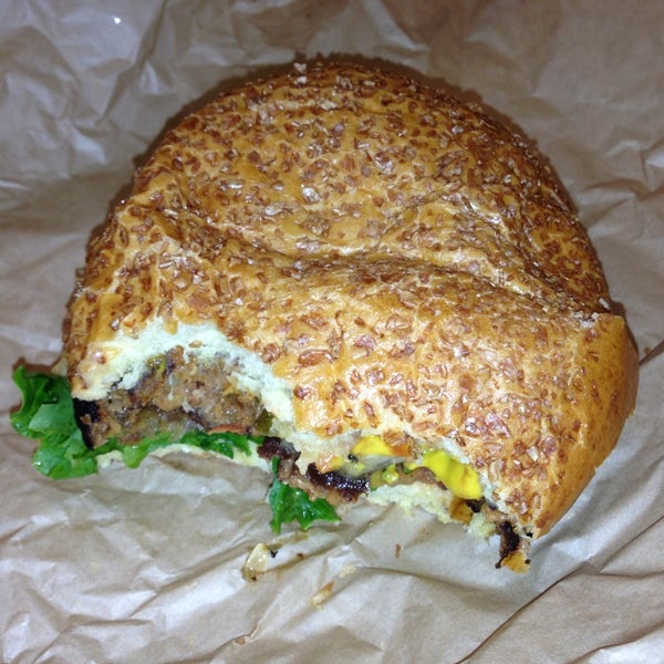 Foto tomada en be right burger™  por John Highway W. el 3/1/2013