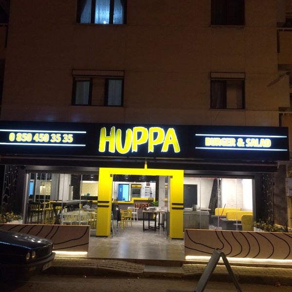 Photo prise au Huppa Burger&amp;Salad par Ozgur K. le10/27/2015