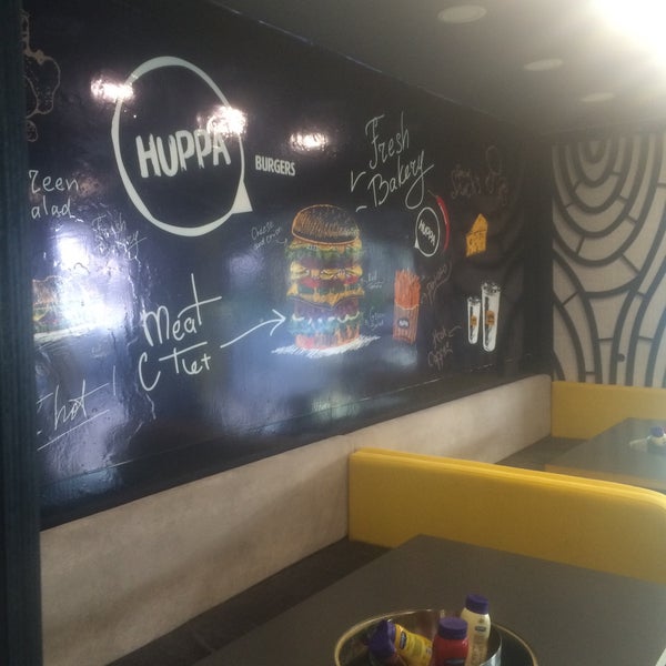 Photo prise au Huppa Burger&amp;Salad par Ozgur K. le11/17/2015