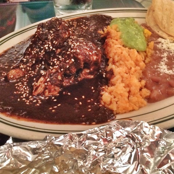 10/3/2014 tarihinde Matt B.ziyaretçi tarafından Tulcingo Del Valle Restaurant'de çekilen fotoğraf