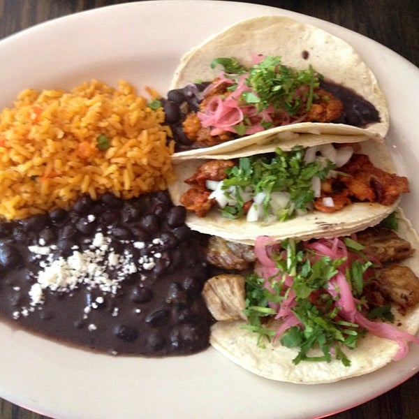รูปภาพถ่ายที่ La Lucha - Tacos &amp; Boutique โดย Matt B. เมื่อ 8/15/2013