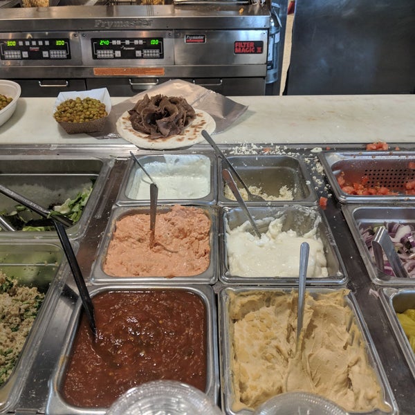 รูปภาพถ่ายที่ Estia Greek Street Food โดย Brian A. เมื่อ 3/27/2019