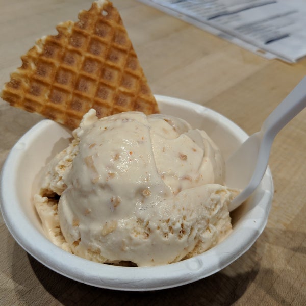 Снимок сделан в Jeni&#39;s Splendid Ice Creams пользователем Brian A. 9/29/2018