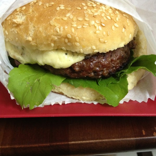 Foto tirada no(a) Willy&#39;s Authentic Burger por Ana Luiza A. em 1/9/2013