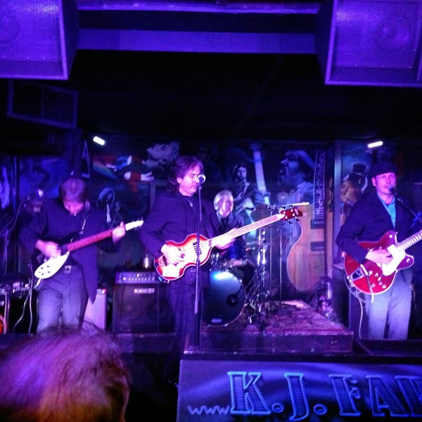 รูปภาพถ่ายที่ KJ Farrell&#39;s Bar &amp; Grill โดย Scott S. เมื่อ 4/13/2013