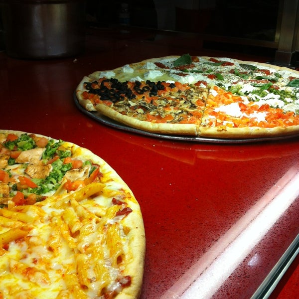 2/21/2013 tarihinde Andrewziyaretçi tarafından Famous Amadeus Pizza'de çekilen fotoğraf