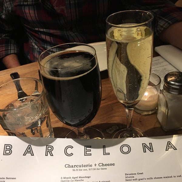 Снимок сделан в Barcelona Wine Bar пользователем Mia 12/12/2016