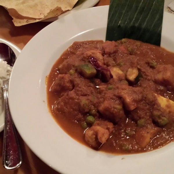 Foto scattata a Mela Indian Restaurant da Gavin B. il 11/29/2014