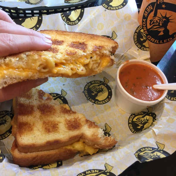 Снимок сделан в New York Grilled Cheese Co. пользователем Nataliya A. 7/18/2017