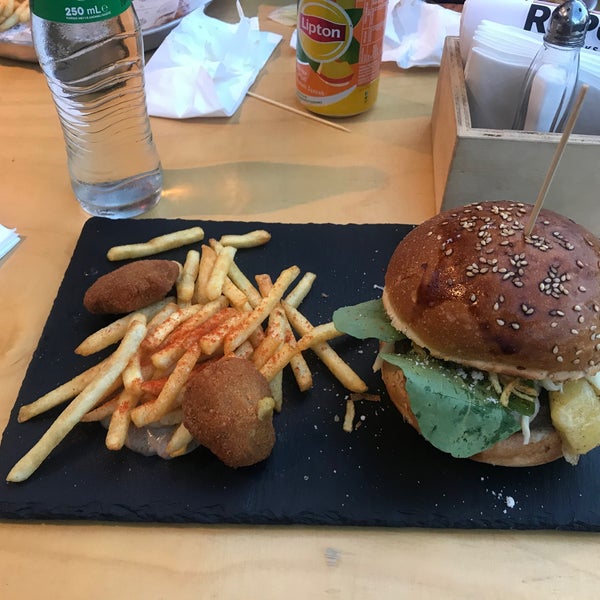 Foto scattata a Burger Republic da Zeynep il 11/16/2019