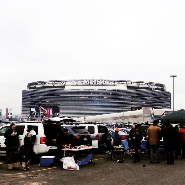 12/21/2014 tarihinde Chris R.ziyaretçi tarafından Tailgate Joe Party @ MetLife Stadium'de çekilen fotoğraf