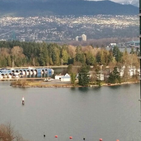 Foto scattata a Renaissance Vancouver Harbourside Hotel da Mahesh P. il 2/19/2014