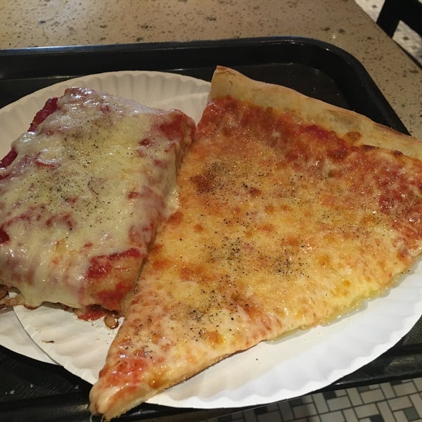 Снимок сделан в Vesuvio Pizzeria &amp; Restaurant пользователем Adam A. 3/31/2016