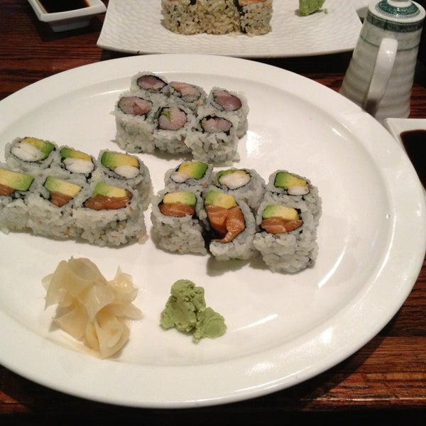 รูปภาพถ่ายที่ SoHo Sushi โดย Rolf S. เมื่อ 8/1/2013