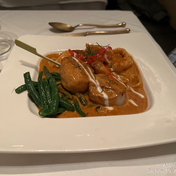 Foto diambil di Nan Thai Fine Dining oleh J Scott O. pada 11/20/2022