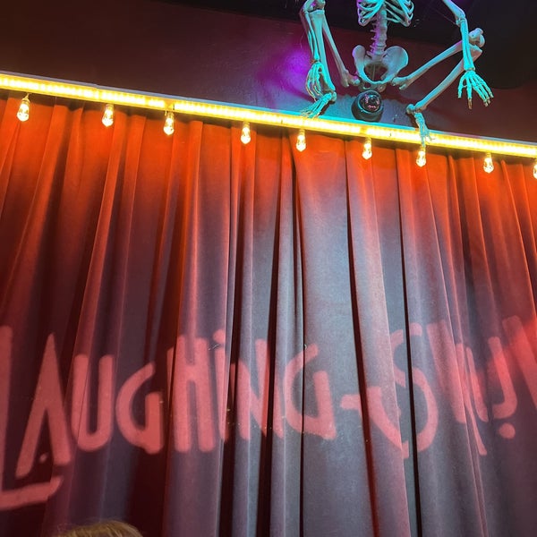 Foto tirada no(a) Laughing Skull Lounge por J Scott O. em 5/20/2023