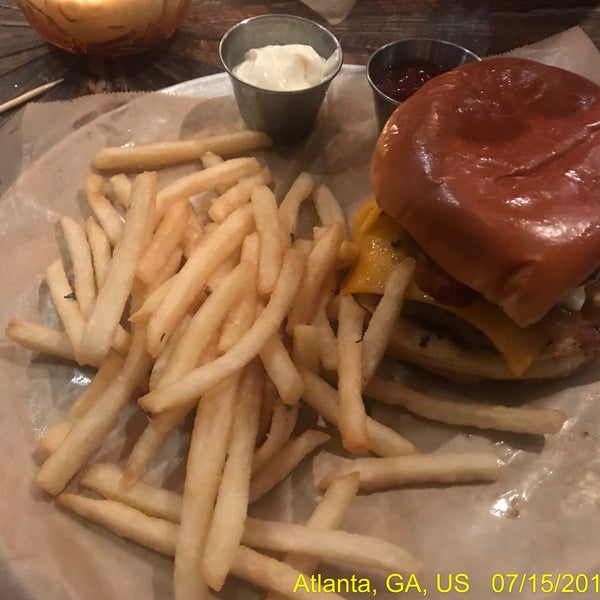 7/16/2017 tarihinde J Scott O.ziyaretçi tarafından Henry&#39;s Midtown Tavern'de çekilen fotoğraf