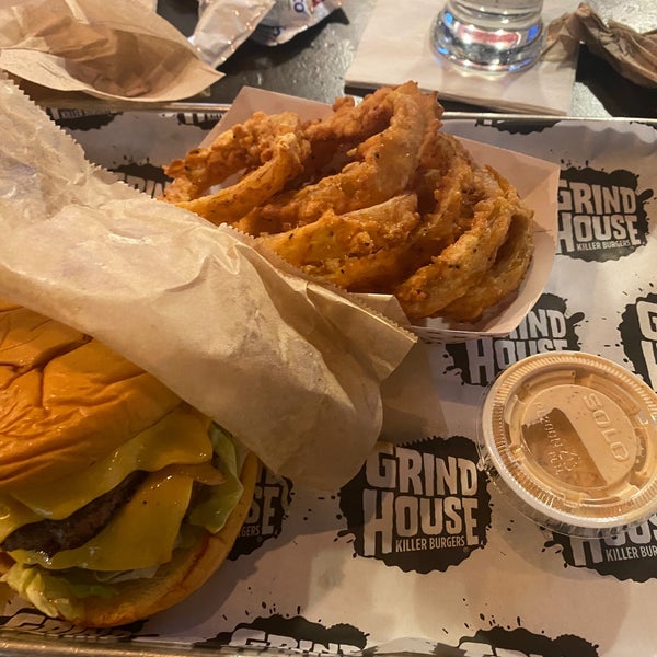 Foto tirada no(a) Grindhouse Killer Burger por J Scott O. em 2/25/2020