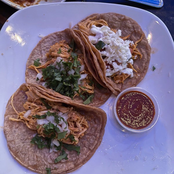 Das Foto wurde bei La Palapa, Mexican Cuisine &amp; Mezcal Bar von Kate V. am 5/26/2021 aufgenommen