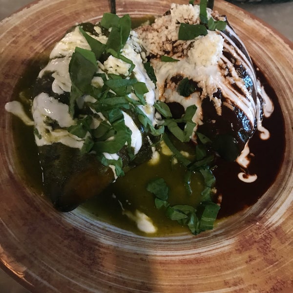 Das Foto wurde bei La Palapa, Mexican Cuisine &amp; Mezcal Bar von Kate V. am 5/30/2018 aufgenommen