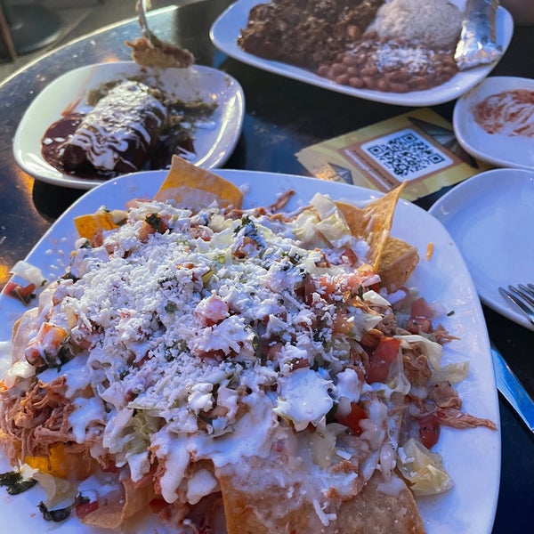 Das Foto wurde bei La Palapa, Mexican Cuisine &amp; Mezcal Bar von Kate V. am 8/3/2021 aufgenommen