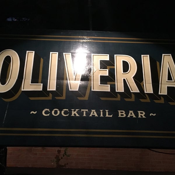 6/20/2017 tarihinde Eric L.ziyaretçi tarafından Oliveria Cocktail Bar'de çekilen fotoğraf