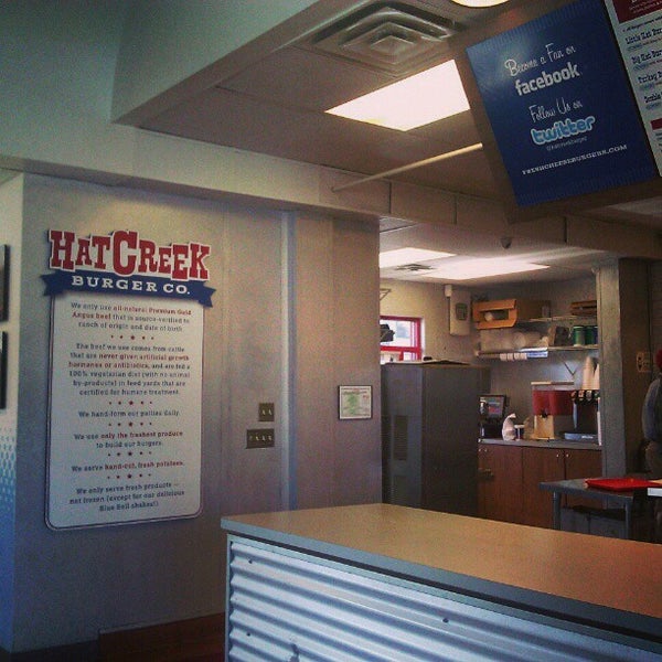 Foto diambil di Hat Creek Burger Co. oleh Joey C. pada 2/23/2013