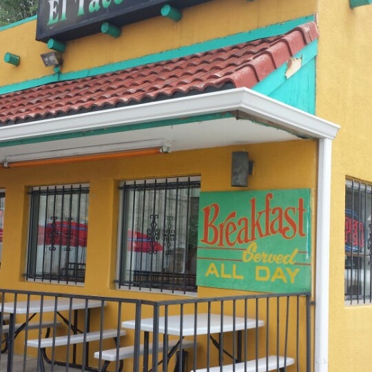Foto diambil di El Taco De Mexico oleh James H. pada 5/23/2014