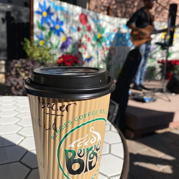 Foto tirada no(a) Bergie&#39;s Coffee Roast por 🦅 em 12/20/2020
