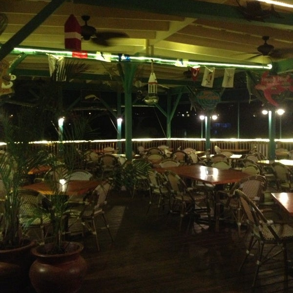 1/14/2013 tarihinde Michelleziyaretçi tarafından Fish Tails Bar &amp; Grill'de çekilen fotoğraf