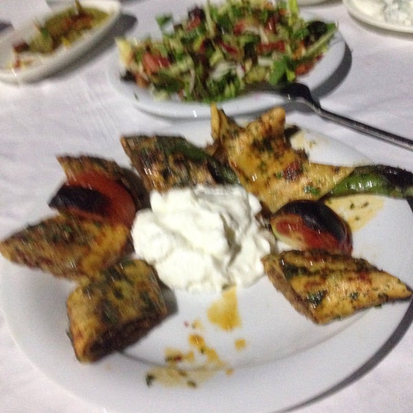 Foto diambil di Kolcuoğlu Restaurant oleh Hasan pada 6/2/2017