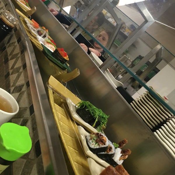 Foto diambil di Sushi Umi oleh Yvonne P. pada 3/24/2016
