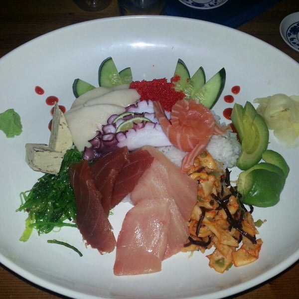 Photo taken at Happy Fish Sushi And Martini Bar by Low J. on 5/21/2013