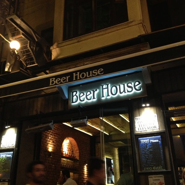 Foto tirada no(a) Beer House por Adnan D. em 6/8/2013