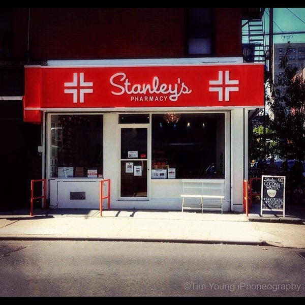 Photo prise au Stanley&#39;s Pharmacy par Tim Y. le9/21/2013