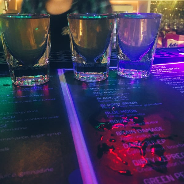 รูปภาพถ่ายที่ Spot Kafe - Shot and Cocktail Bar โดย Kristīne เมื่อ 5/27/2017