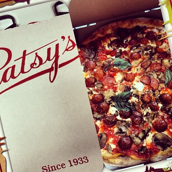 รูปภาพถ่ายที่ Patsy&#39;s Pizzeria โดย Maria K. เมื่อ 12/28/2013