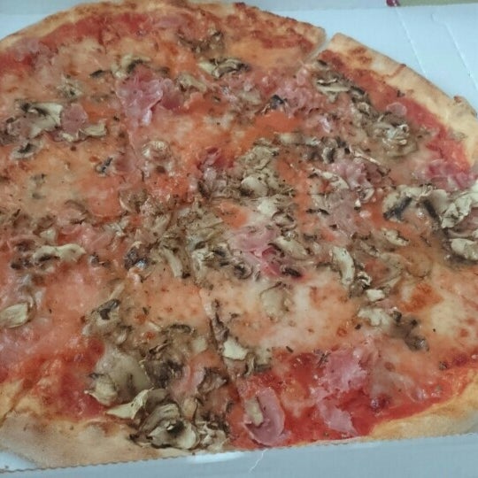 Пицца бахчисарай. По краям pizza елена. по краям песня пицца. пицца по краям текст.