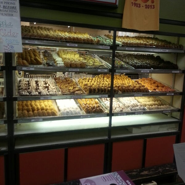 11/16/2013에 Don님이 Sweetwater&#39;s Donut Mill에서 찍은 사진