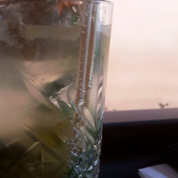 รูปภาพถ่ายที่ Moretenders&#39; Cocktail Crib โดย Denizhan เมื่อ 8/30/2019