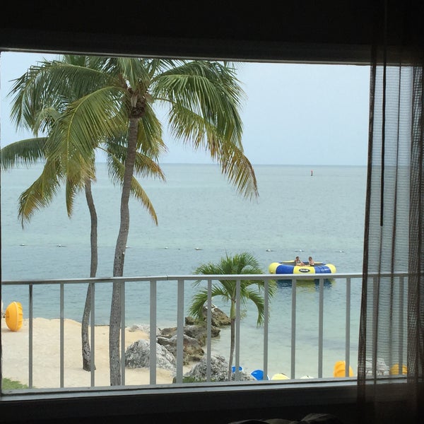 Das Foto wurde bei Postcard Inn Beach Resort &amp; Marina von Egg R. am 4/22/2015 aufgenommen