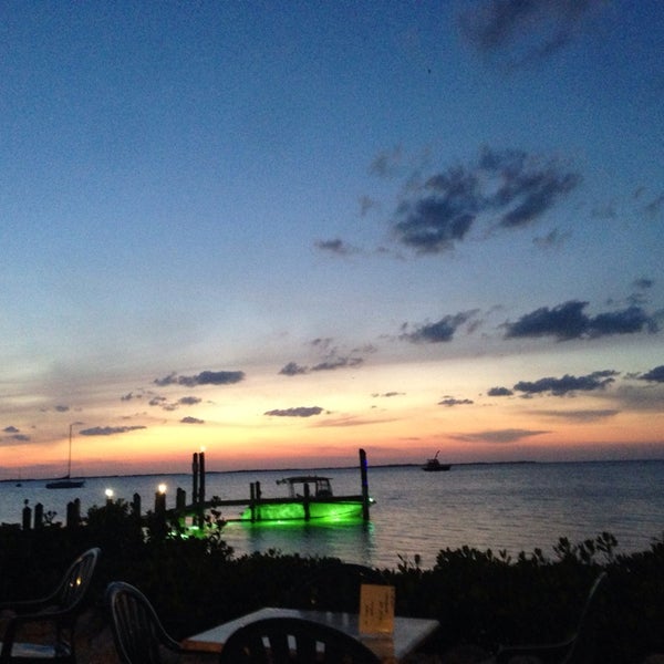 Das Foto wurde bei Bayside Sunset Bar, Key Largo von Michael V. am 4/11/2014 aufgenommen