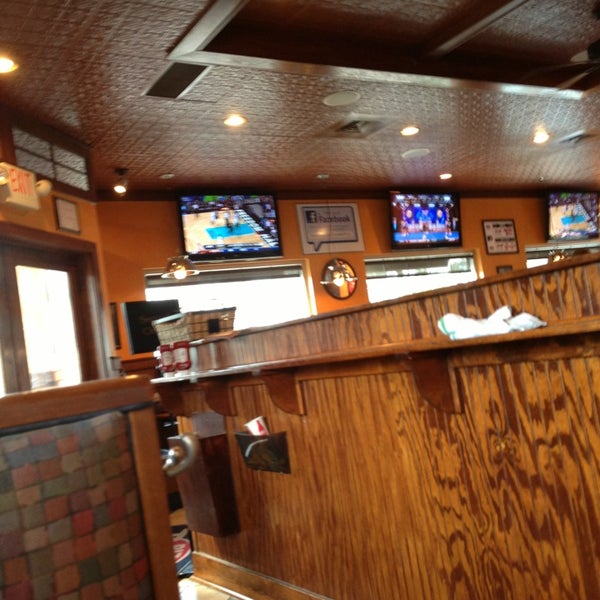 Foto diambil di Tonelli&#39;s Pizza Pub oleh Brian J. pada 3/30/2013