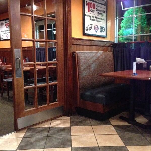 Foto tirada no(a) Tonelli&#39;s Pizza Pub por Brian J. em 5/13/2014