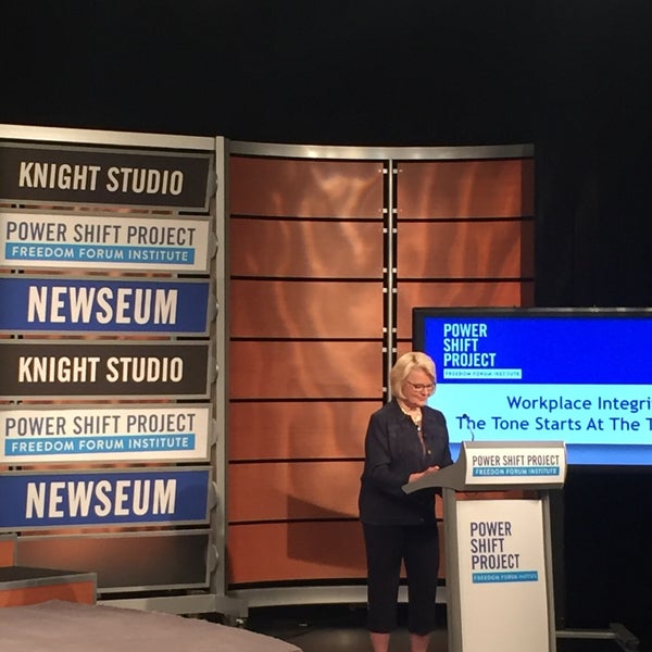 Foto diambil di Newseum oleh Isa L. pada 7/15/2019