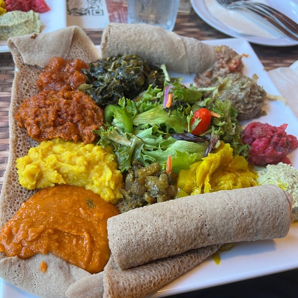 Foto diambil di Desta Ethiopian Kitchen oleh Anil B. pada 7/5/2022