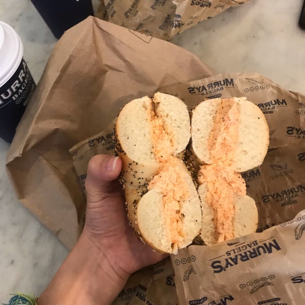 Foto diambil di Murray&#39;s Bagels oleh Mimi T. pada 7/18/2019