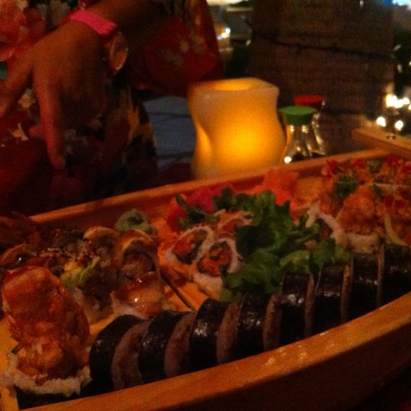 Foto diambil di Yoshis Sushi &amp; Grill oleh Briszeida B. pada 2/18/2014