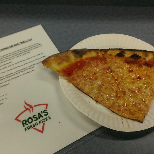 Foto scattata a Rosa&#39;s Fresh Pizza da Christopher B. il 4/21/2014